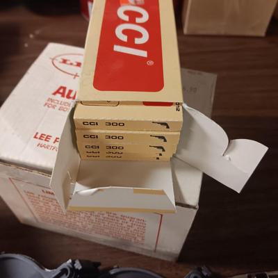 LEE AUTO-PRIME AND LARGE PISTOL PRIMERS