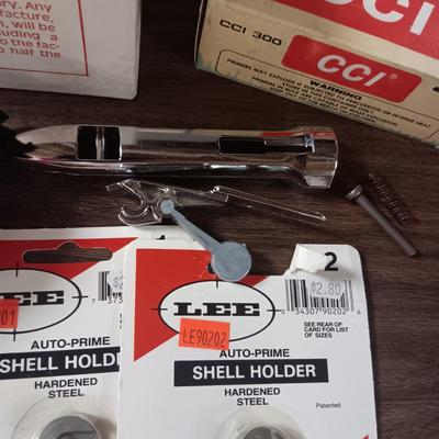 LEE AUTO-PRIME AND LARGE PISTOL PRIMERS