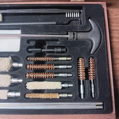 VERY NICE GUN CLEANING KIT, 2 CASE-GARDS AND A PISTOL CLEANING KIT