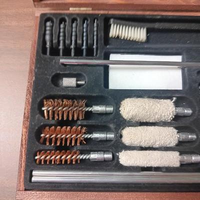 VERY NICE GUN CLEANING KIT, 2 CASE-GARDS AND A PISTOL CLEANING KIT