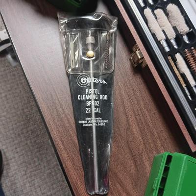 VERY NICE GUN CLEANING KIT, 2 CASE-GARDS AND A PISTOL CLEANING KIT