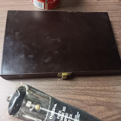 VERY NICE GUN CLEANING KIT, 2 CASE-GARDS AND A PISTOL CLEANING KIT