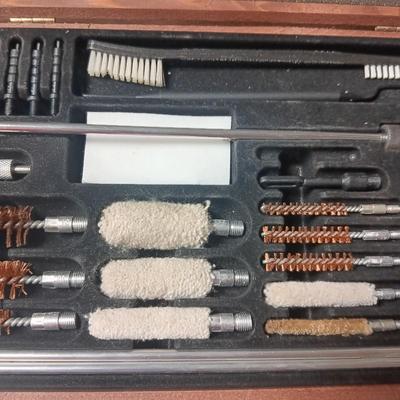 VERY NICE GUN CLEANING KIT, 2 CASE-GARDS AND A PISTOL CLEANING KIT