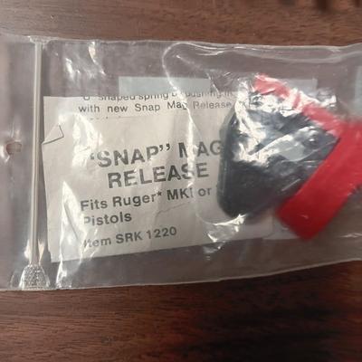 2 ELASTIC BULLET HOLDERS, GANDER SLEEVE AND SMALL PISTOL HOLDER