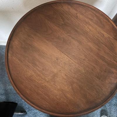 Round lamp table