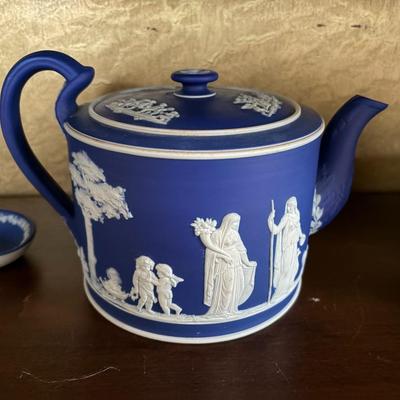 5 pieces of wedgewood