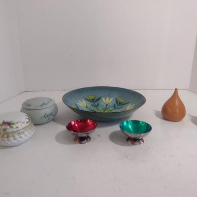 Assorted Home Decor Items- Enameled Bowls, Japanese Salt & Pepper Shakers (Decor #7)