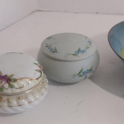 Assorted Home Decor Items- Enameled Bowls, Japanese Salt & Pepper Shakers (Decor #7)
