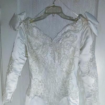 Sale Photo Thumbnail #137: Size 8 two piece gown. Dress with removable train. Gorgeous,  preserved after 1 wear & in excellent condition.  Michelangelo Gown, original price $2999

You can make arrangements to come in & try gowns on. Please message for appointments