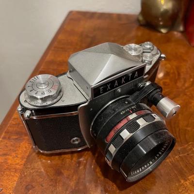 Exakta Varex IIb 35mm SLR camera with a Schneider-Kreuznach Xenon 1:1.9/50 lens.