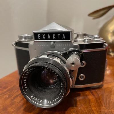 Exakta Varex IIb 35mm SLR camera with a Schneider-Kreuznach Xenon 1:1.9/50 lens.