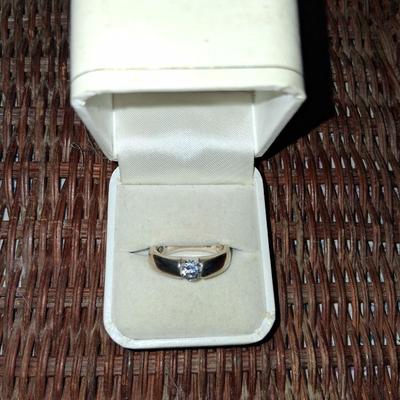 Sale Photo Thumbnail #164: Size 8 1/2 (approximately) Excellent condition 

Stone is held in the ring by the tension of the 2 sides. It is a near perfect Cubic Zirconia in Gold washed Sterling Silver. This is a fantastic hard to find ring.