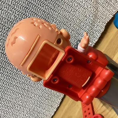 Play-Doh Crazy cuts hair salon playset pieces