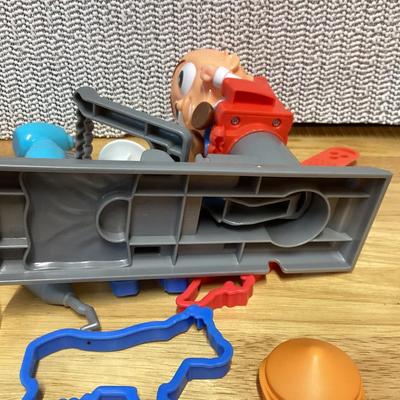 Play-Doh Crazy cuts hair salon playset pieces