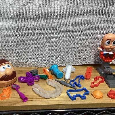 Play-Doh Crazy cuts hair salon playset pieces