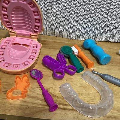 Play-Doh Crazy cuts hair salon playset pieces