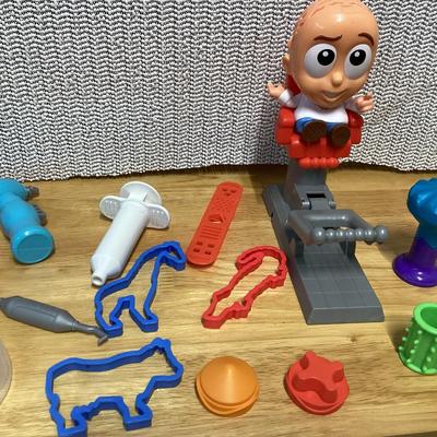 Play-Doh Crazy cuts hair salon playset pieces