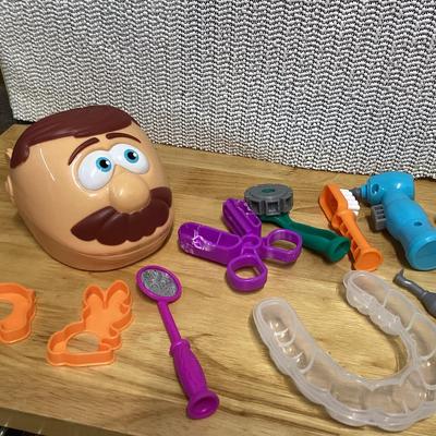 Play-Doh Crazy cuts hair salon playset pieces