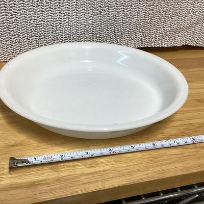 baking dishes and pie plate