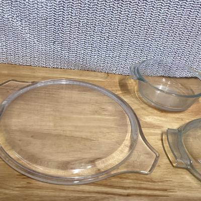 various lids and glass baking pieces