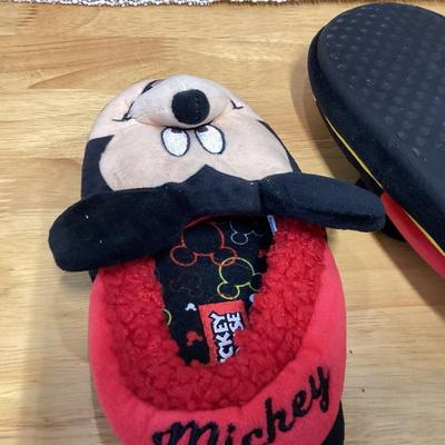 child size 11-12 Minnie Mouse red slippers