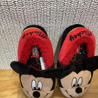child size 11-12 Minnie Mouse red slippers