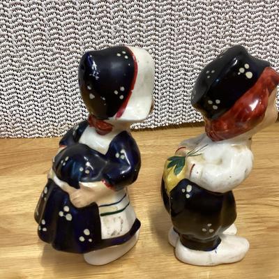 Kissing Dutch children salt and pepper shakers