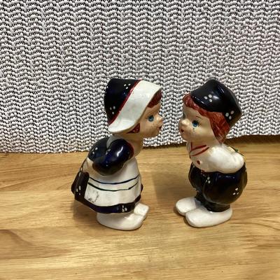 Kissing Dutch children salt and pepper shakers