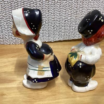 Kissing Dutch children salt and pepper shakers