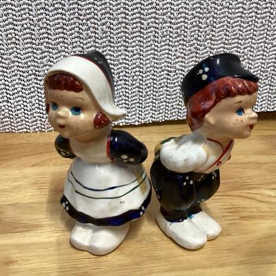 Kissing Dutch children salt and pepper shakers