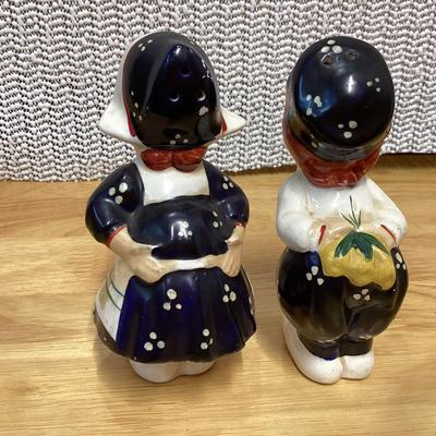 Kissing Dutch children salt and pepper shakers