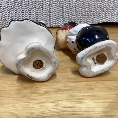 Kissing Dutch children salt and pepper shakers