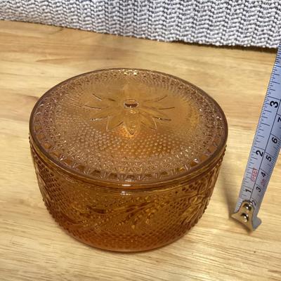 vintage Tiara Amber "Sandwich" pattern round glass powder puff box with a lid. 