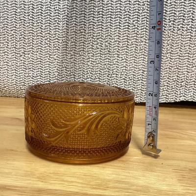 vintage Tiara Amber "Sandwich" pattern round glass powder puff box with a lid. 