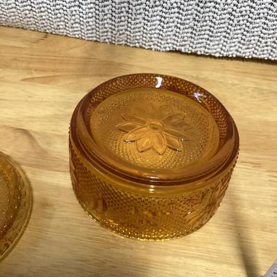 vintage Tiara Amber "Sandwich" pattern round glass powder puff box with a lid. 