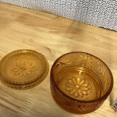 vintage Tiara Amber "Sandwich" pattern round glass powder puff box with a lid. 