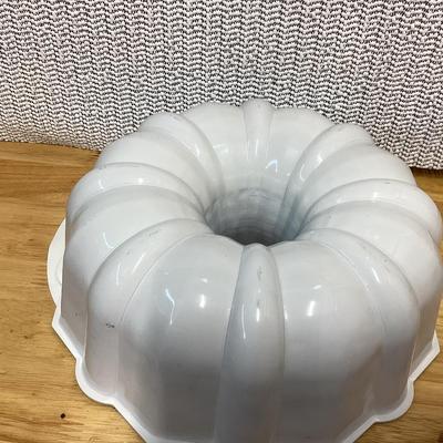 Mirro Masterbilt 12 cup bundt cake pan