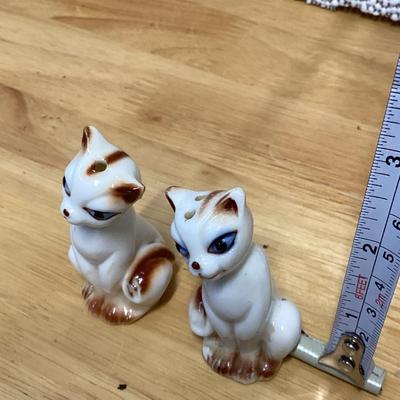vintage Japanese ceramic Siamese cat salt and pepper shakers
