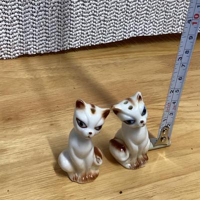 vintage Japanese ceramic Siamese cat salt and pepper shakers