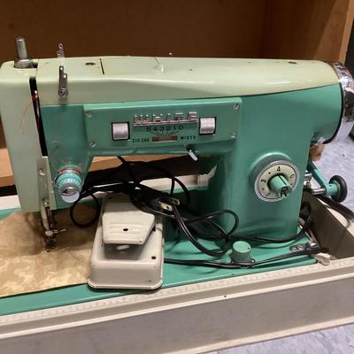 vintage White sewing machine - green, untested