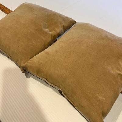 Lot 56 Throw pillows