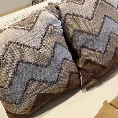 Lot 56 Throw pillows