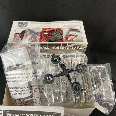 -114- 1:25 SCALE | “Fireball” Roberts ‘57 Ford | Opened