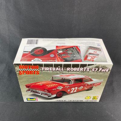 -114- 1:25 SCALE | “Fireball” Roberts ‘57 Ford | Opened