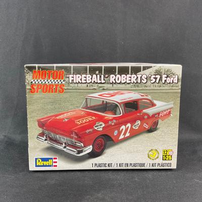 -114- 1:25 SCALE | “Fireball” Roberts ‘57 Ford | Opened