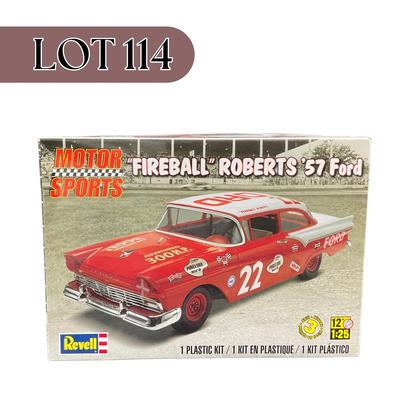 -114- 1:25 SCALE | “Fireball” Roberts ‘57 Ford | Opened