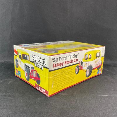 -118- 1:25 SCALE | ‘32 Ford “Vicky” Jalopy Stock Car Model Kit | Sealed