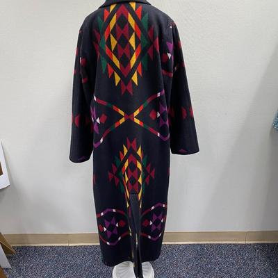 Sale Photo Thumbnail #261: #450 of 1000, Native Jackets, Sante Fe, N. Mex.
100% Acetate
Full length coat , blanket coat
2 side pockets, back slit
This is a stunning coat !
Size Medium, excellent condition, 1 previous owner