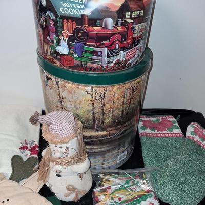 HOLIDAY TINS AND LINENS