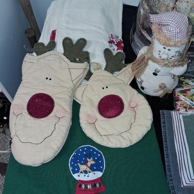 HOLIDAY TINS AND LINENS